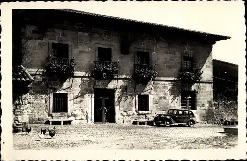 Ak Santillana del Mar Kantabrien Spanien, Parador de Gil Blas, Auto, Hühner