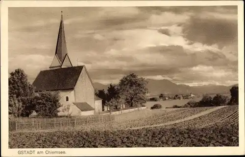 Ak Gstadt am Chiemsee, Blick über ein Feld zur Kirche