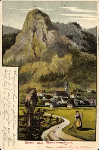 Ak Oberammergau in Oberbayern, Bäuerin mit Rechen, Wegkreuz, Blick zum Ort