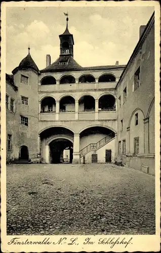 Ak Finsterwalde in der Niederlausitz, Im Schlosshof