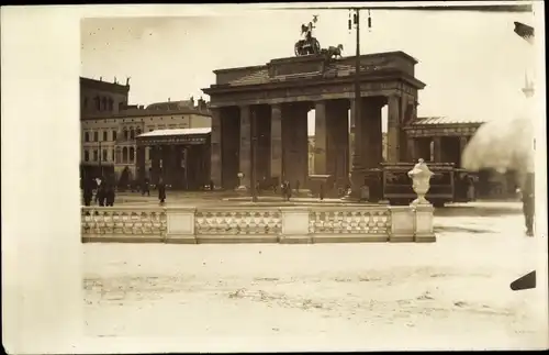 Foto Ak Berlin Mitte, Brandenburger Tor vom Tiergarten gesehen, Straßenbahn