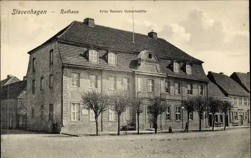 Ak Reuterstadt Stavenhagen in Mecklenburg, Rathaus, Fritz Reuters Geburtsstätte