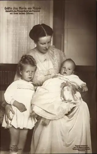 Ak Gräfin Ina Maria von Ruppin mit Kindern, Ehefrau Oskar Prinz von Preußen