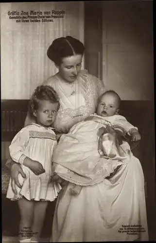Ak Gräfin Ina Maria von Ruppin mit Söhnen, Ehefrau Oskar Prinz von Preußen