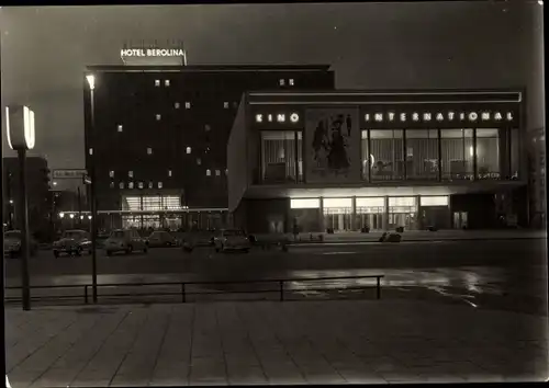 Ak Berlin Mitte, Kino International und Hotel Berolina, Außenansicht, Bei Nacht