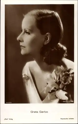 Ak Schauspielerin Greta Garbo, Portrait im Profil, Orchideenblüten