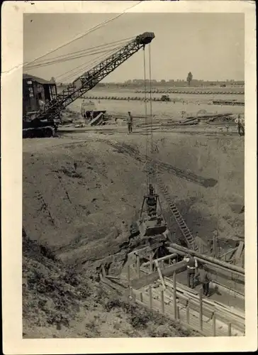 Foto Ak Duisburg im Ruhrgebiet, Bauarbeiten, Baggerkran