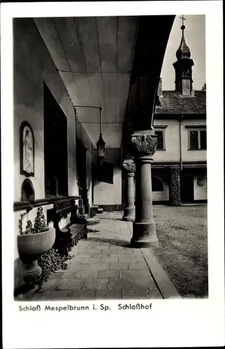 Ak Mespelbrunn im Spessart Unterfranken, Schloss, Schlosshof