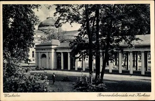 Ak Wiesbaden in Hessen, Brunnenkolonnade mit Kurhaus
