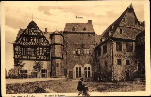 Ak Limburg an der Lahn, Im alten Schlosshof, Museum