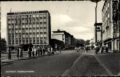 Ak Bottrop, Stadtsparkasse, Außenansicht, Passanten