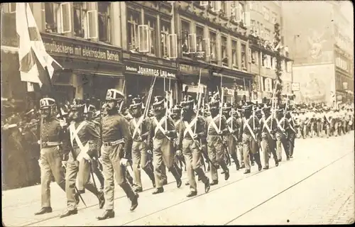 Foto Ak Hamburg Mitte Altstadt, Soldaten in Uniform, Straßenpartie