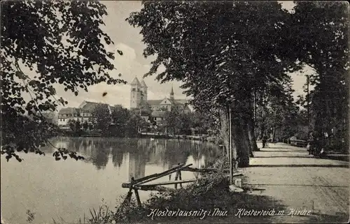 Ak Bad Klosterlausnitz in Thüringen, Klosterteich mit Kirche und Straßenpartie