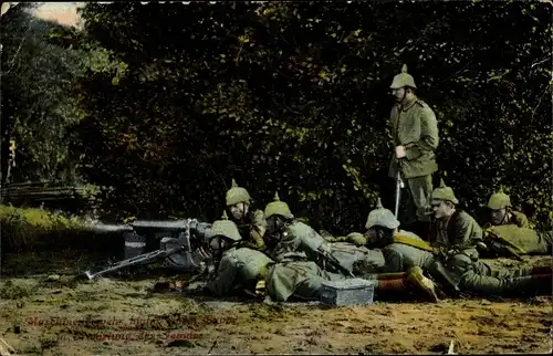 Ak Maschinengewehr hinter einem Baum in Erwartung des Feindes, Deutsche Soldaten, Pickelhaube, color