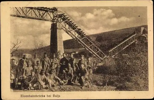 Ak Ralja Serbien, Zerstörte Eisenbahnbrücke, Soldaten