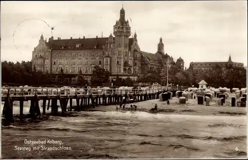 Ak Kołobrzeg Kolberg Pommern, Seesteg mit Strandschloss