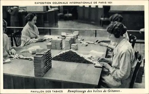Ak Paris, Exposition Coloniale Int.1931, Pavillon des Tabacs, Remplissage des boites de Gitanes