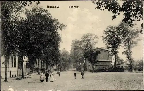 Ak Runowo Ruhnow Pommern, Bahnhof, Straßenpartie