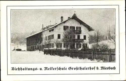 Ak Miesbach in Oberbayern, Viehhaltungs- und Melkerschule Großthalerhof, Winteransicht