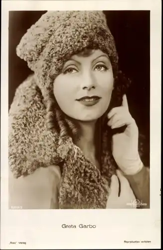Ak Schauspielerin Greta Garbo, Portrait mit Pelzmütze, Handschuhe, Ross