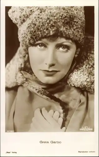 Ak Schauspielerin Greta Garbo, Portrait mit Pelzmütze, Mantel, Handschuhe, Ross