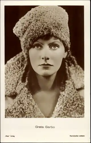 Ak Schauspielerin Greta Garbo, Portrait mit Pelzmütze, Mantelkragen, Ross