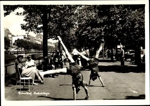 Foto Ak Düsseldorf am Rhein, Radschläger