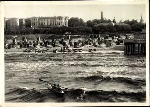 Ak Ostseebad Zinnowitz Usedom, Partie an der Seebrücke, Kajak, Strandkörbe