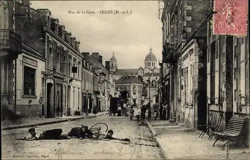 Ak Segré Maine et Loire, Rue de la Gare, Verkehrsunfall, Radfahrer