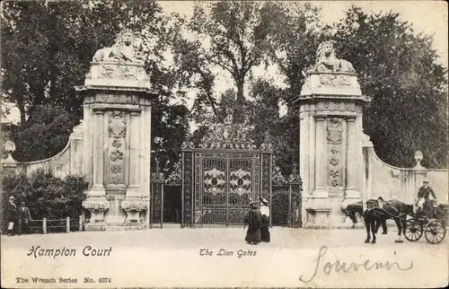 Ak Richmond upon Thames London England, Hampton Court, The Lion Gates