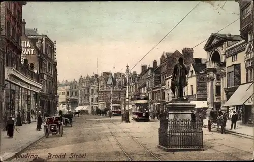 Ak Reading South East, Broad Street, Monument, Straßenbahnen