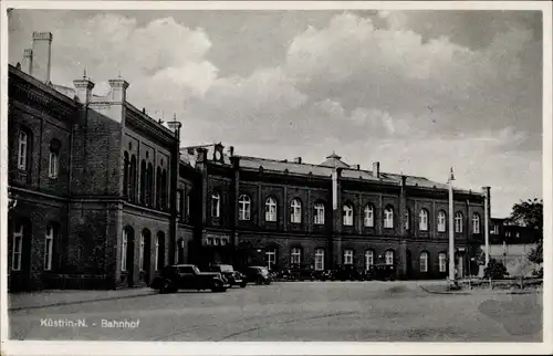 Ak Kostrzyn nad Odrą Cüstrin Küstrin Ostbrandenburg, Bahnhof, Straßenansicht