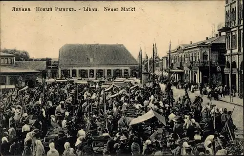 Ak Liepaja Libau Lettland, Neuer Markt, belebte Szene