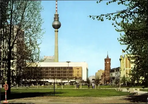 Ak Berlin Mitte, Blick zum Fernsehturm und rotem Rathaus, Palast der Republik