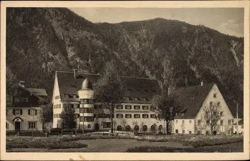 Ak Ettal in Oberbayern, Klosterhotel Ludwig der Bayer, Außenansicht, Gasthof mit Bräustüberl, Berg
