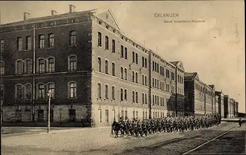 Ak Erlangen in Mittelfranken Bayern, Neue Infanterie Kaserne, marschierende Soldaten