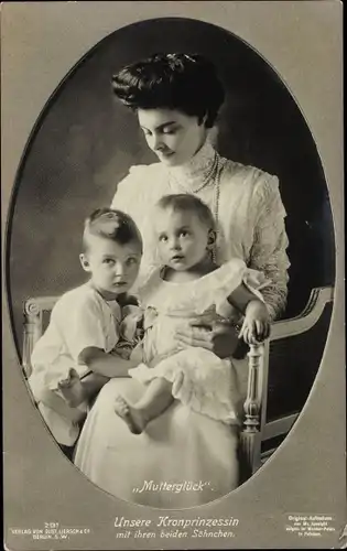 Ak Unsere Kronprinzessin mit ihren beiden Söhnen, Portrait