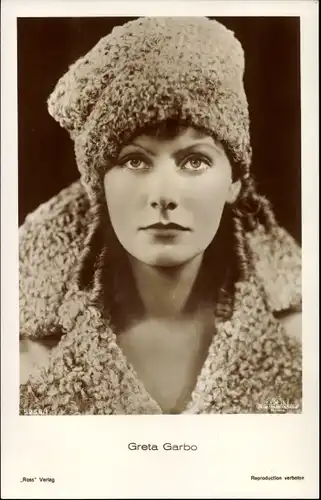 Ak Schauspielerin Greta Garbo, Portrait mit Pelzmütze, Mantelkragen, Ross