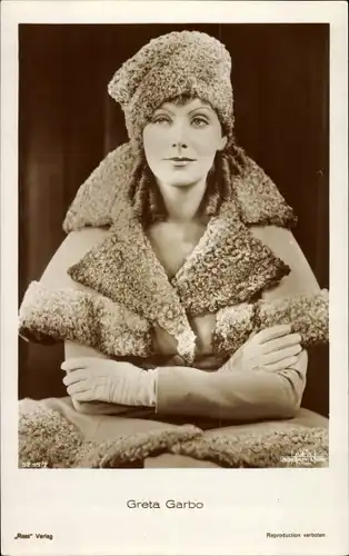 Ak Schauspielerin Greta Garbo, Portrait mit Pelzmütze, Mantel mit Pelzbesatz, Ross