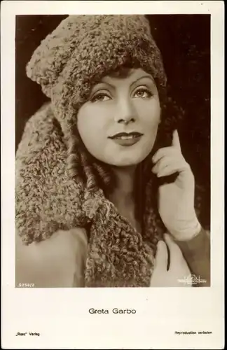Ak Schauspielerin Greta Garbo, Portrait, Pelzmütze, Mantelkragen, Handschuhe, Ross
