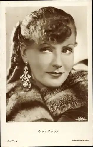 Ak Schauspielerin Greta Garbo, Portrait, Pelzkragen, Ohrschmuck, Ross