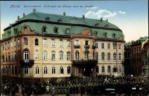 Ak Mainz am Rhein, Gouvernement, Einbringung der Fahnen nach der Parade