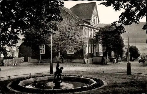 Ak Bad Berleburg in Westfalen, Jugendherberge, Außenansicht, Brunnen