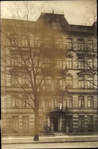 Foto Ak Hamburg, Stadtpartie, Mietshaus, Baum