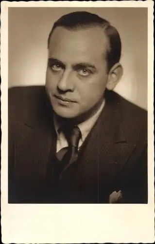 Foto Ak Portrait eines Künstlers, Schauspieler, Autogramm, Anzug