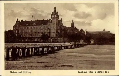 Ak Kołobrzeg Kolberg Pommern, Kurhaus vom Seesteg aus