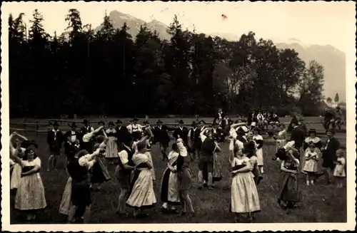 Ak Salzburg in Österreich, Gebirgsverein Alpinia, Tanzveranstaltung in Tracht