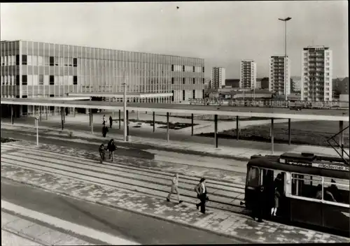 Ak Plauen im Vogtland, Oberer Bahnhof, Partie mit der Straßenbahn, Fahrgäste, Hochhäuser