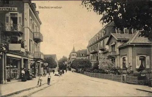 Ak Badenweiler im Kreis Breisgau Hochschwarzwald, Straße mit Geschäften