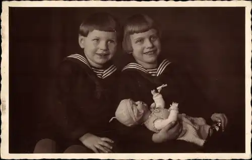 Foto Ak Zwei Jungen, Portrait, Puppe